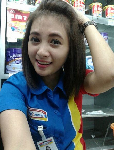 Indomaret merupakan merek untuk jaringan minimarket retail yang menjual aneka kebutuhan pokok cek data terbaru gaji pegawai indomaret berbagai posisi. Foto Cantik Siti Rohmah Kasir Indomaret