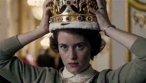 Il suo vestito per l'incoronazione era. The Crown: il primo long trailer della serie Netflix sulla ...