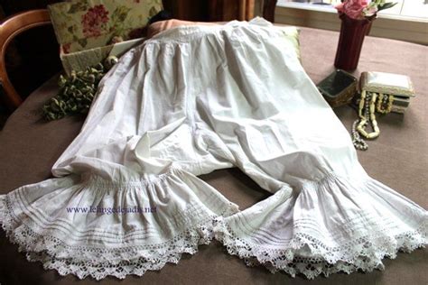 Retrouvez dans la boutique en ligne vertbaudet une collection complète de culottes pour votre petite fille. Les incontournables culottes anciennes, fendues ou pas ...