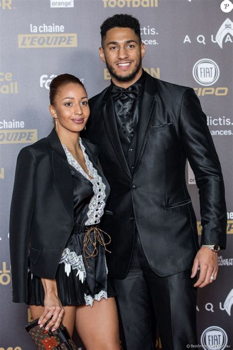 Mbaye dieye faye et sa femme. Tony Yoka et sa femme Estelle Mossely - Tapis rouge de la cérémonie du Ballon d'or France ...