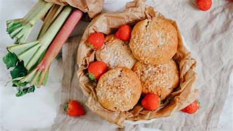 Sobald wir diesen auf dem wochenmarkt entdecken, kommen wir nicht umhin, einen köstlichen kuchen mit den hübschen. Food Blog Rhabarber - Apfel Rhabarber Crumble Food Blog ...