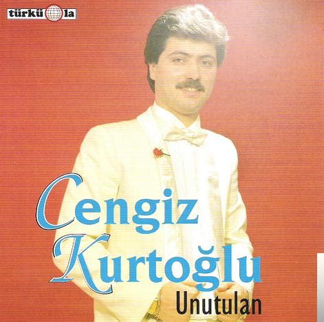 Şarkılarında aşk acısı gibi bireysel konuları işler. Cengiz Kurtoğlu Duvardaki Resim Mp3 İndir Dinle - Mp3 Kulisi