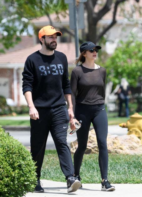 This seemingly marked the first time that elizabeth had referred to robbie as her husband. Elizabeth Olsen in Tights with boyfriend Robbie Arnett in ...