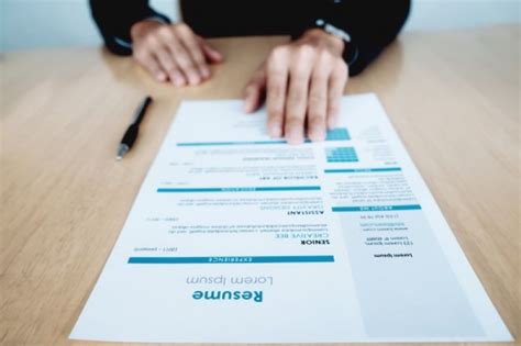 Resume dan curriculum vitae mempunyai perbezaan ketara dari segi maklumat yang perlu disertakan. Perbedaan CV dan Resume - STUDiLMU Career Advice