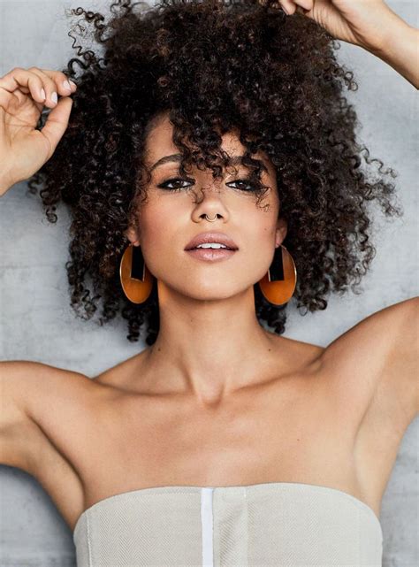 Nathalie emmanuel is an english actress best known for her role as sasha valentine in the soap opera hollyoaks and as the interpreter of missandei on the hbo fantasy series game of thrones. Imagen relacionada | Beauty, Lockige frisuren, Natürliche ...