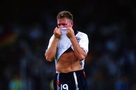 Paul gascoigne of tottenham hotspur pictured getting up close and personal with referee george courtney during peter shilton's testimonial match between england and italia 90 xi team at paul gascoigne. Der lange Weg zum Profi | bpb