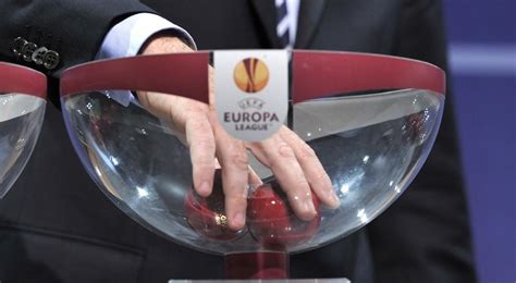 Καλησπέρα σας, μαζί θα παρακολουθήσουμε την κλήρωση για τον τρίτο προκριματικό γύρο του europa league. Κλήρωση Ομίλων Europa League: Αυτοί είναι οι αντίπαλοι των ...