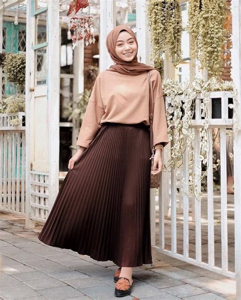 Menjadi hijaber bukan berarti nggak bisa tampil stylish dengan berbagai fashion kekinian, bukan? Mix and Match Outfit Hijab dengan Rok Plisket, Tampil ...