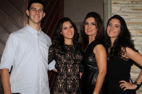 Fatima bernardes com amiga, filhos, william bonner e natasha dantas. EGO - Na TV, Fátima Bernardes cita aniversário de 18 anos ...