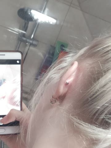 Sie sind zwar nicht ganz so unauffällig wie hörgeräte, die komplett im ohr verschwinden. Conch zu weit innen gestochen? (Piercing, Ohr, Schmuck)