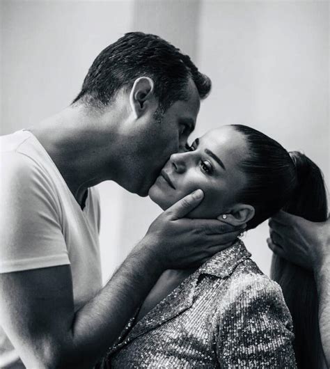 Tesettür giyime hizmet veren markaların iddialı modellerinin yer aldığı. Merve Özbey ve Kenan Koçak'ın düğün tarihi belli oldu