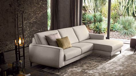La poltrona si trova sul lato sinistro del divano principale (di fronte al divano). Divano Felis modello Newman con chaise longue - Arredare ...