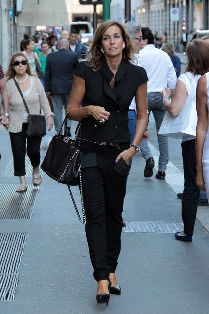 Svolta nella carriera e nel look: Cristina Parodi cammina per Milano | Shopping, Icone di ...