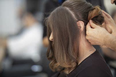 Une coupe et une coiffure réussies pour un visage rond visent à créer une illusion de longueur tout en affinant ses rondeurs afin de le rapprocher de la forme idéale ovale. Coupe de cheveux : la bonne façon de la choisir en ...