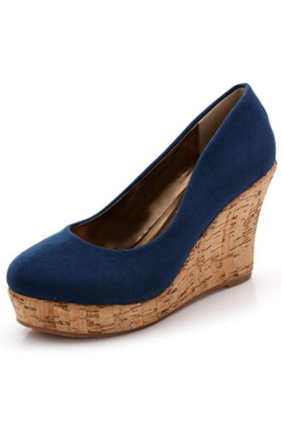 L'escarpin classique jules & jenn, à talon haut et en daim bleu marine, allie le style intemporel au confort du 100% cuir. Escarpin compensé bleu marine mode de Kate Middleton ...