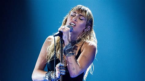 Miley cyrus ofrecerá concierto en super bowl 2021 (instagram Miley Cyrus Gives Moving Performance of 'Slide Away' at 2019 MTV VMAs | Entertainment Tonight