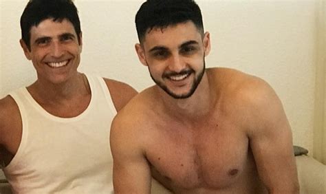 Reynaldo Gianecchini aparece com um homem no colo e faz ...