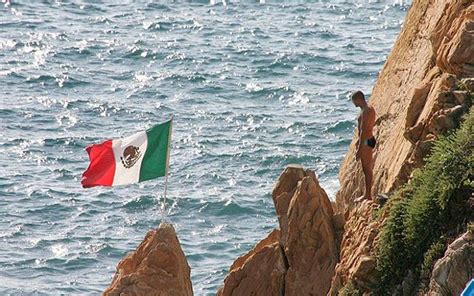 Poner una playlist de el sol mientras visitas los lugares más emblemáticos de la bahía, son una cosa de otro mundo. Excursion Show De Clavados En La Perla - Tours, paseos y ...