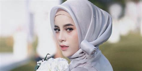 Model baju couple gamis remaja kekinian. Mewahnya Jilbab Organza, Favorit Hijaber Buat Kondangan ...