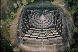 Jika orang khmer berbangga dengan bayon dan angkor wat yang punya panel relief yang banyak, di borobudur lebih banyak panel relief ini malah seluruh borobudur itu. Sains dan teknologi tamadun Islam: TEKNOLOGI SENIBINA ...