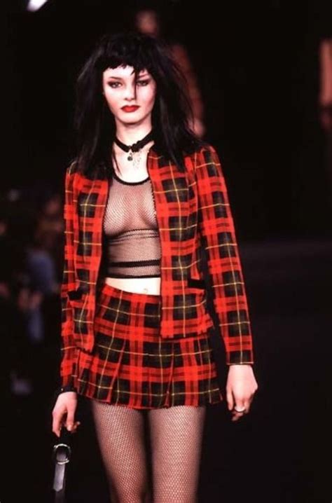 Angelina jolie 90s star academy joven lar modası spice grunge selfies young veronica lake bohion anythin guardado desde uploaded. angelina jolie 90s | Tumblr