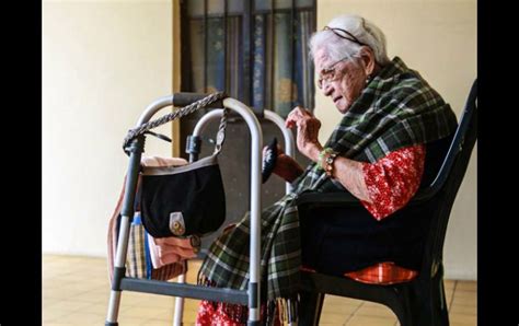 Soltera y con ganas de recordar el pasado, beatriz viaja a 'la arenosa' a buscar a 'peluca vieja' pero él no la recuerda. Los ancianos tienen problemas de adaptación con la edad ...