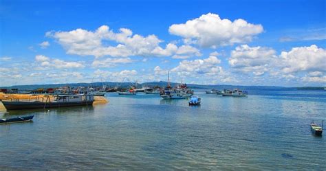 Merupakan hal biasa ketika diadakan berbagai lomba seperti lomba makan kerupuk, panjat pinang, balap karung dan mancing botol. Foto Latar Belakang Pelabuhan Murhum Kota BauBau Pulau ...