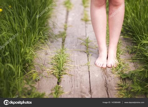 De mooiste japanse meisjes en vrouwen op instagram. de blote voeten op een pad meisje-kosten — Stockfoto ...