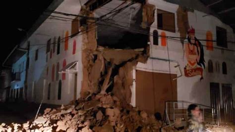 Sustantivo de género exclusivamente masculino, que lleva muchos edificios se derrumbaron a causa del fuerte temblor. Fuerte temblor en Perú deja un muerto y once heridos