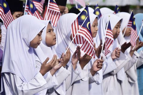 Freedom of religion is enshrined in the malaysian constitution. Bevölkerung und Religion | Malaysia Reisen ...