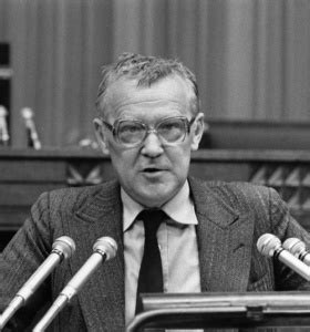 Mieczysław franciszek rakowski was a polish communist politician, historian and journalist who was prime minister of poland from 1988 to 198. Rakowski Mieczysław - Blisko Polski