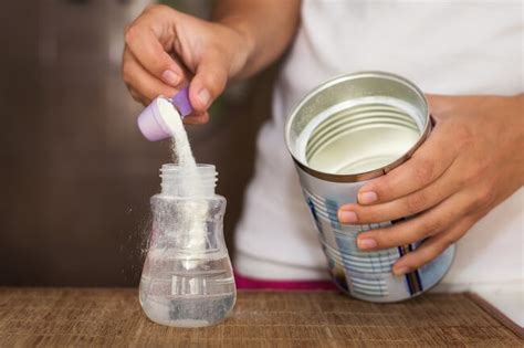 Jenis susu formula bayi yang selanjutnya adalah susu formula awal lengkap. Pertimbangkan Risiko Donasi Susu Formula Bayi di Daerah ...