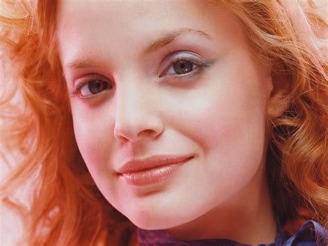 Her half german, half sicilian, honorary french mother. Мена Сувари / Mena Suvari - обои для рабочего стола ...