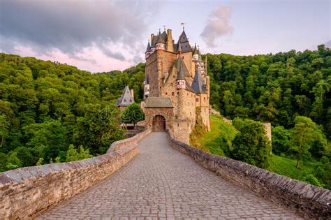 El stat el cuàrcia zó n'àrea de 19.846 km² e l'è tocàt dei fiöm réno e mozèla. Castello Di Burg Eltz In Renania Palatinato Al Tramonto ...