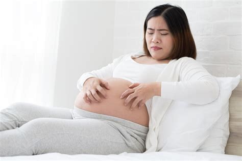 Ada beberapa cara untuk mengatasi dan menghilangkan mual di masa kehamilan, termasuk hamil muda. Perut Gatal Saat Hamil Muda - Informasi Dunia Kesehatan