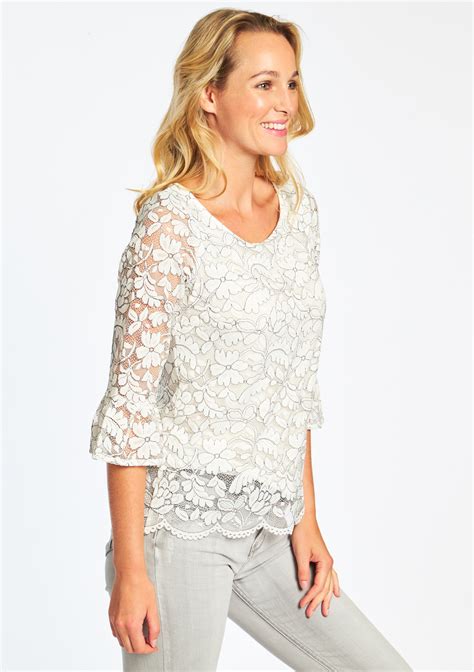 Made or consisting of lace. Kanten blouse - LolaLiza