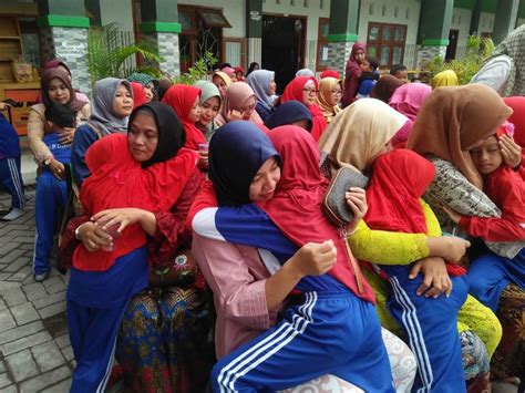 Lama selepas anda membelanjakan wang ke atasnya, kad hadiah boleh menjimatkan anda satu ikatan. Hujan Tangis di Sekolah Ini ketika Memperingati Hari Ibu ...