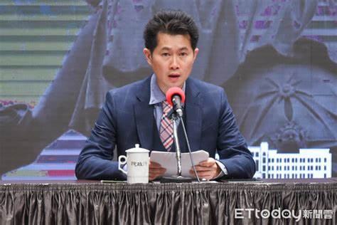 丁怡銘回鍋 府院黨 商議是否 提藻礁公投對案 走漏風聲 丁怡銘抓洩密 質問游幕僚 平論無雙 精華篇 2021 04 20. 丁怡銘談三倍券順口曝：保養品買得比老婆多 | ETtoday政治新聞 | ETtoday新聞雲