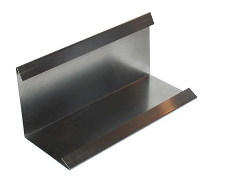 Das wandanschlussblech ist die verbindung zwischen dachfläche und senkrechtem bauteil (fassade, dachgaube, etc.). Wandanschlussblech aus Zink mit 1 Falz (2m lang) kaufen ...