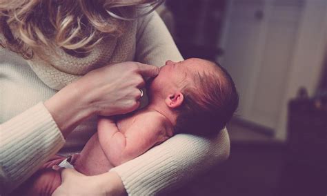 Penyakit bayi kuning ialah kondisi di mana kulit bayi menjadi kekuningan dan matanya terlihat memutih. Orangtua Perlu Tahu Cara Mengatasi Penyakit Kuning Pada Bayi