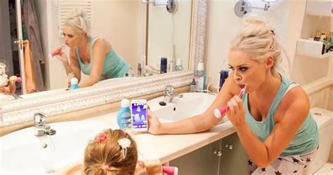 ✅ daniela katzenberger inszeniert sich gerne bei unterschiedlichen sportübungen auf instagram. Warum Daniela Katzenberger für eine Kinder-Zahnputz-App warb