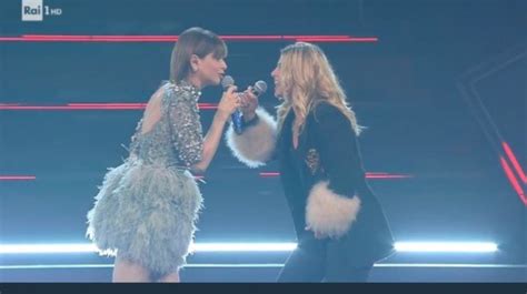 L'amicizia di emma marrone e alessandra amoroso è un pezzo di cuore, e di vita, che si fa musica. Sanremo 2021, Emma Marrone con lei: gambe hot e non solo ...