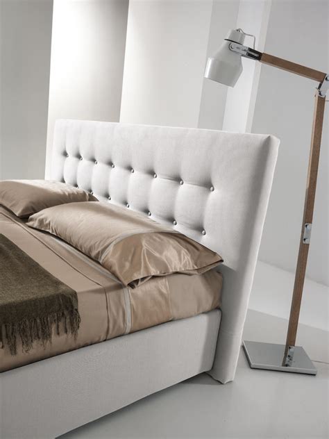 Letto matrimoniale bianco con contenitore con piedini in legno. Letto con contenitore imbottito