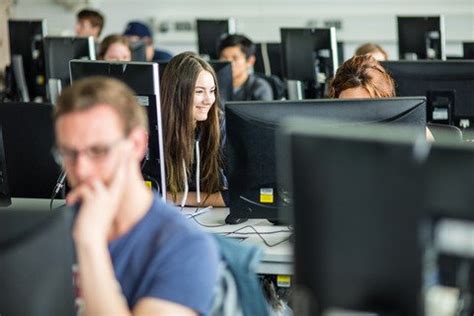 Wann solltest du dich für ein stipendium bewerben? Endspurt: Jetzt für ein Studium an der Hochschule ...