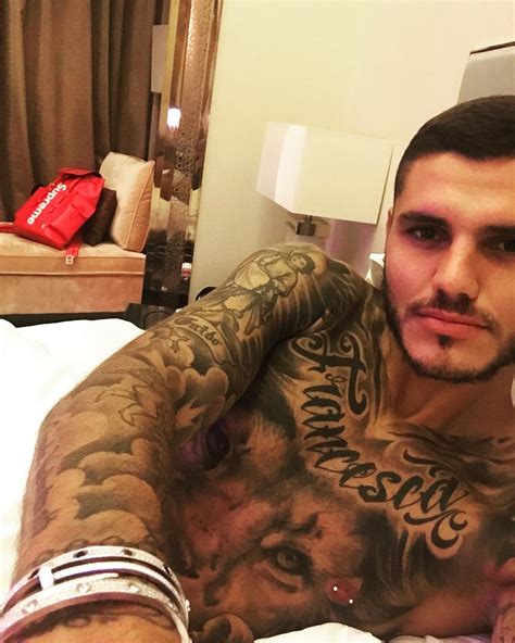 Inter milan striker mauro icardi unveils new lion tattoo. Icardi, 25 anni al top: Inter, Wanda e tattoo | Foto ...