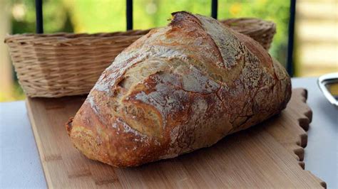 L'impasto del pane fatto in casa dovrebbe essere fatto a mano, ma oggi molte massaia utilizzano impastatrici elettriche per ottenere un risultato molto più sono gli inconvenienti che possono capitare quando si fa un pane in casa. Come fare del pane fatto in casa - Lifepare