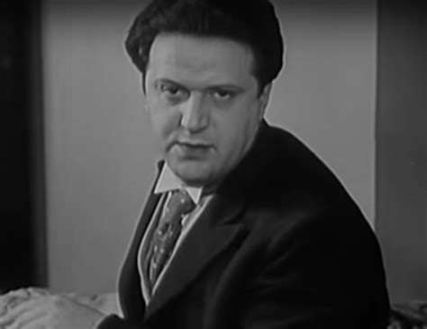 Hugo haas, se uplatňoval od samých počátků nejen jako herec, ale také jako autor nebo spoluautor námětů, scénářů i jako filmový režisér. Hugo Haas bol komik so smutným životným príbehom