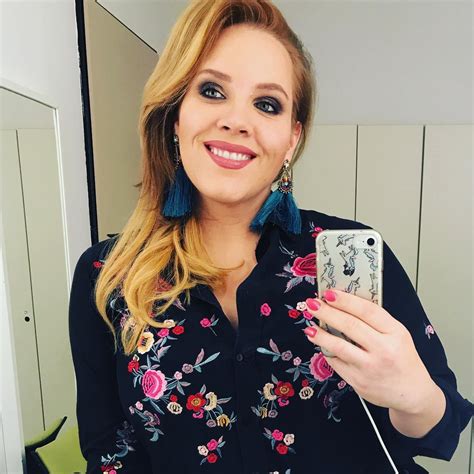 Tóth vera (born march 3, 1985 in tapolca, hungary) is a hungarian pop singer. Rejtegeti új párját Tóth Vera, de ez a fotó beszédes