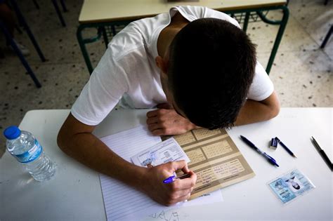 Με το μάθημα της νέας ελληνικής γλώσσας, ως είθισται, άνοιξε σήμερα, παρασκευή, η αυλαία των πανελλαδικών εξετάσεων 2019 για τους υποψηφίους των γενικών. Απαντήσεις στα θέματα πανελληνίων 2019: Ιστορία, Φυσική ...