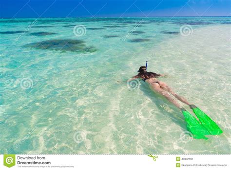 Le Maldive, Immergersi Delle Donne Fotografia Stock - Immagine di sogno, bello: 49332192